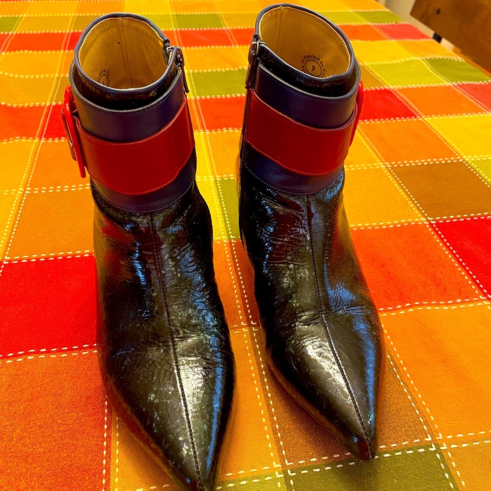 John Fluevog Womens size 9 boots. Greenish black and red buckle.
